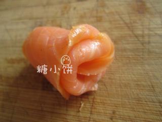 5、烟熏三文鱼手卷,然后卷起，即成花形的三文鱼卷。