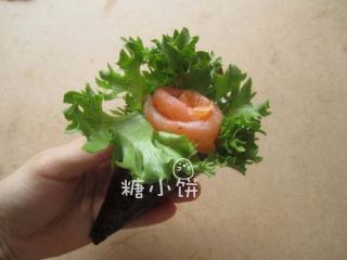 7、烟熏三文鱼手卷,从右往左卷成圆锥筒形，收尾处抹一点清水帮助沾合即可。