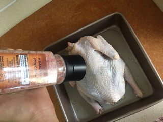 1、#香烤全鸡#搭配气泡甜葡萄酒,里外都涂抹上盐