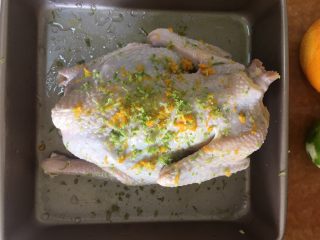 4、#香烤全鸡#搭配气泡甜葡萄酒,如果光用柠檬也是可以的，好清香。