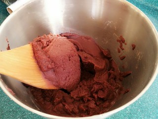 4、自制红豆沙馅,过筛后的红豆泥变得格外的细腻。