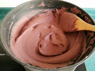 9、自制红豆沙馅,这时的豆沙泥会沾到锅的四周,用木铲子不时地往下铲铲,但基本上不管用,你刚铲下来接着又沾上。不过不用担心,用不粘锅的话基本不会糊的,后面会发生你想不到的变化。