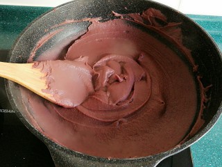 13、自制红豆沙馅,随着炒制时间的延长,豆沙泥越来越粘稠,奇迹出现了。