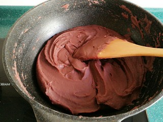 14、自制红豆沙馅,沾到炒锅四周的豆沙用铲子一铲,就掉下来了,但还是会有少量的沾到上面。