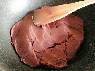 18、自制红豆沙馅,关火放凉后,可以做你喜欢的豆沙馅的点心了。