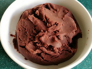 19、自制红豆沙馅,如果不接着用可以放冰箱冷藏,长时间不用就冷冻,等用的时候拿出来解冻就可以了。但不管冷藏还是冷冻,最好尽快食用,这样才新鲜哦。