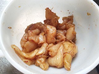 2、全麦披萨低脂营养,将鸡胸肉加入黑胡椒粉，辣椒粉。盐，腌制10分钟左右