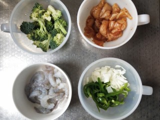 3、全麦披萨低脂营养,准备食材