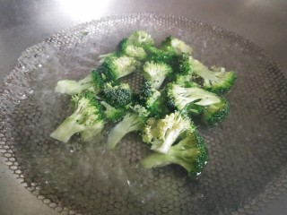 4、全麦披萨低脂营养,西蓝花切开焯水