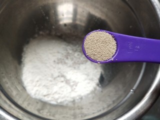 8、全麦披萨低脂营养,全麦面粉中加1克酵母30克清水