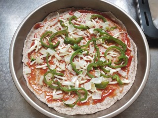 12、全麦披萨低脂营养,一层薄薄的马苏里拉奶酪，铺洋葱青椒