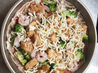 14、全麦披萨低脂营养,最后撒上一层马苏里拉奶酪，薄薄一层即可