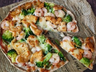 15、全麦披萨低脂营养,烤箱中层上下火200度烤20分钟表面上色就可以出炉了