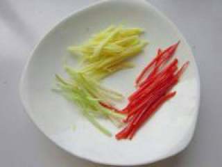 1、清蒸鲈鱼,把葱、姜、红辣椒洗净切丝和段
