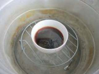 5、清蒸鲈鱼,蒸锅加水大火烧开，把调味汁碗放下面一层