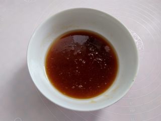 1、核桃枣泥月饼,转化糖浆，枧水，花生油，倒入干净的碗里，混合均匀