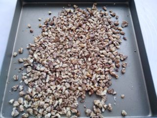 4、核桃枣泥月饼,核桃仁用烤箱200度烤5分钟，取出分成小颗粒