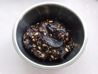 5、核桃枣泥月饼,核桃碎加到枣泥馅里混合均匀