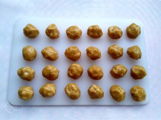 7、核桃枣泥月饼,月饼皮按照每个16克左右分成24个小剂子