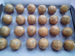 10、核桃枣泥月饼,所有的月饼面团包上馅（也可以每个月饼做好以后马上用模具压成月饼胚）