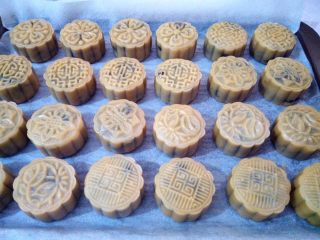12、核桃枣泥月饼, 所有月饼全部做好以后用喷水壶喷一点点水，静置10分钟，同时预热烤箱180度
