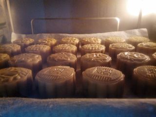 13、核桃枣泥月饼,180度烤6分钟定型取出