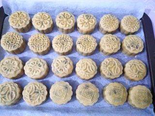 14、核桃枣泥月饼,在定型好的月饼上刷一层薄薄的蛋液，不要刷太多，尽量用毛刷来刷，再放回烤箱180度烤13-15分钟。