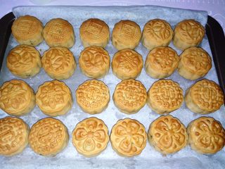 15、核桃枣泥月饼,上色后及时加盖锡纸，烤熟后晾凉。等待回油