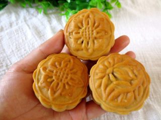 16、核桃枣泥月饼,50克的月饼大小合适，也可以用100克的模具，3：7的比例可以做12个