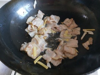 3、冬至美食+大烩菜,先切好五花肉炒出油，加葱姜蒜炒香。