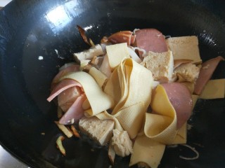 4、冬至美食+大烩菜,加入冻豆腐，豆皮，午餐肉。