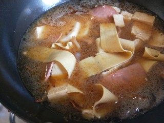 5、冬至美食+大烩菜,倒入美味鲜酱油，加入适量水煮开锅。