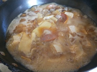 6、冬至美食+大烩菜,开锅煮十分钟入味。