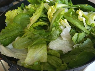 7、冬至美食+大烩菜,倒入青菜。