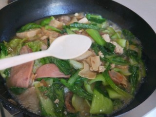 9、冬至美食+大烩菜,开锅就可以加入适量盐。