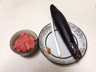 1、鱼香茄饼,准备食材:猪肉馅,紫皮茄子,鲜姜,香葱