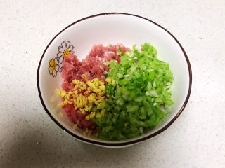 5、鱼香茄饼,把葱末和姜末放入肉末里