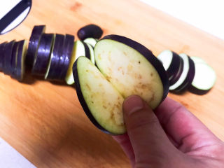 13、鱼香茄饼,把紫皮长茄子切成2片相连的茄夹