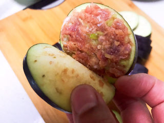 14、鱼香茄饼,取1勺馅料放入茄夹,涂抹均匀