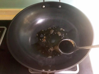 22、鱼香茄饼,再加入1大勺冷水,加入1勺生抽,1勺陈醋,1勺白糖,翻炒均匀