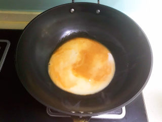 23、鱼香茄饼,把水淀粉倒入锅里