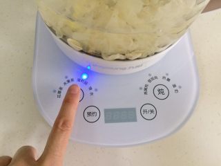 9、银耳莲子百合汤,启动养生壶滋补汤的功能，一个程序是45分钟。