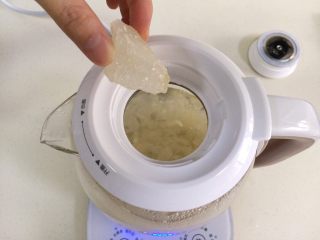 10、银耳莲子百合汤,最后剩余10分钟的时候加入冰糖。