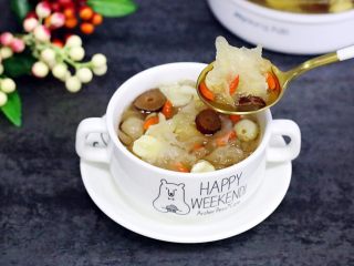 15、银耳莲子百合汤,入秋了，多喝点养阴润肺的汤羹，可起保健作用。