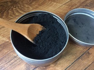 1、五彩桃山皮月饼,日本竹炭粉,上色比较容易,用的量不用多。