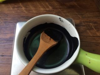 4、五彩桃山皮月饼,竹炭粉加入热水搅拌均匀,揉进原味桃山皮里。