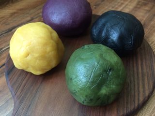 6、五彩桃山皮月饼,揉好的四色皮,分别装入袋子醒一会。