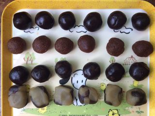 7、五彩桃山皮月饼,醒皮时,称好内馅,30克/个,盖上保鲜膜。