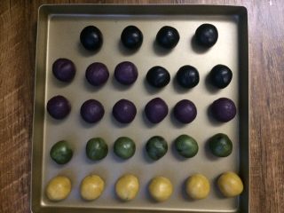 8、五彩桃山皮月饼,四色桃山皮分别称重,20克/个,同样盖上保鲜膜,防止皮太干,导致开裂。