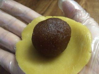 11、五彩桃山皮月饼,包入凤梨内馅